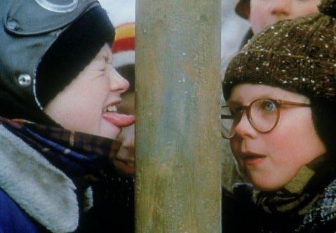 Sí, a un niño se le queda pegada la lengua en el hielo