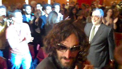 Señor Coppola entra al edificio... Vincent Gallo en primer plano